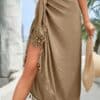 Paréo de Plage Marron Long et Design porté par une femme avec un chapeau de paille à la main