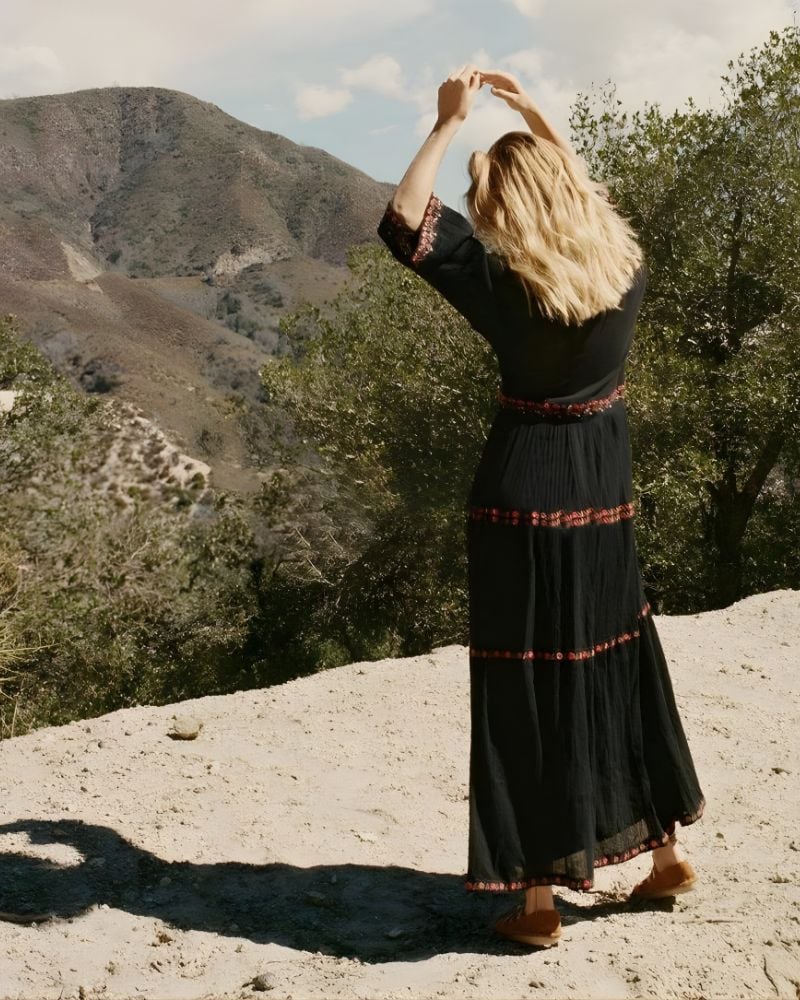 Robe longue bohème noire brodée