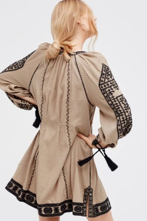 Robe manches lanterne broderie glands style bohème chic