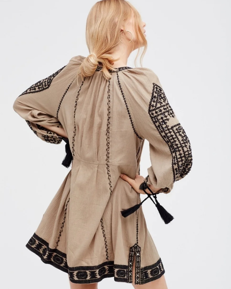 Robe manches lanterne broderie glands style bohème chic