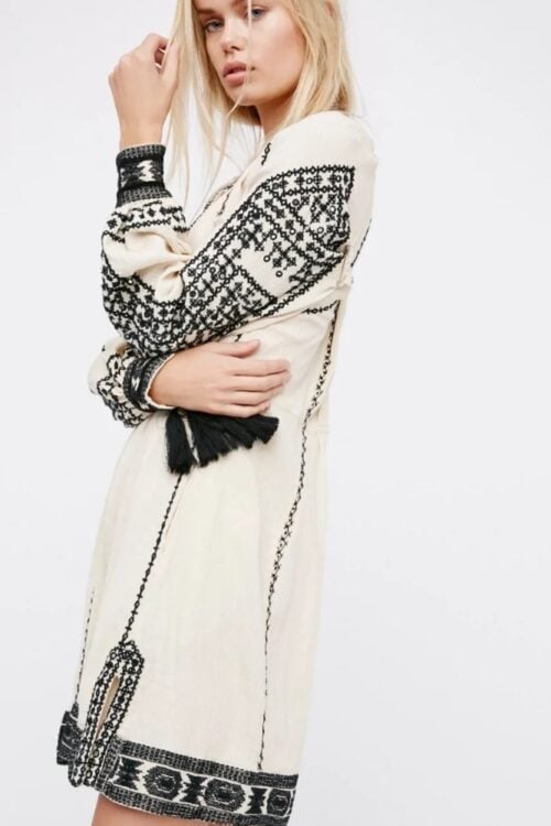 Robe manches lanterne broderie glands style bohème chic