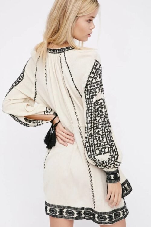 Robe manches lanterne broderie glands style bohème chic