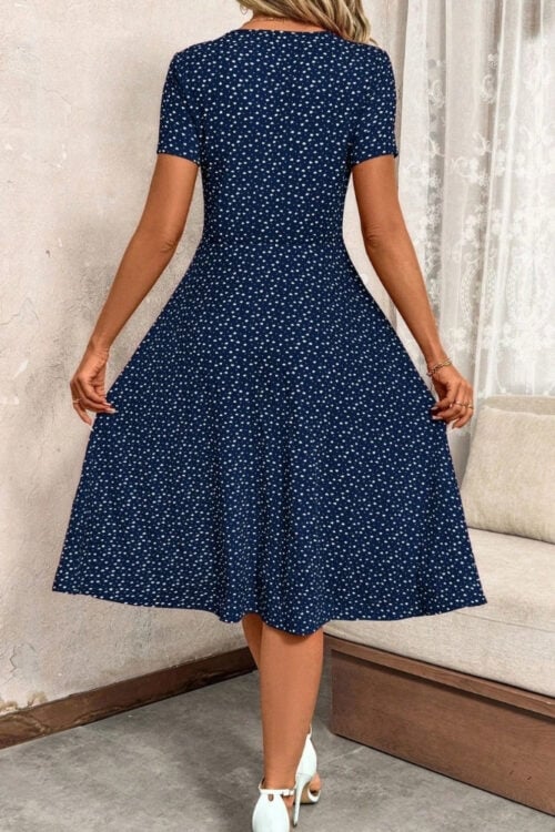 Robe midi à pois à manches courtes