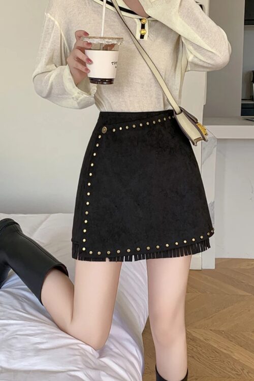 Jupe courte daim asymétrique pompons bohème